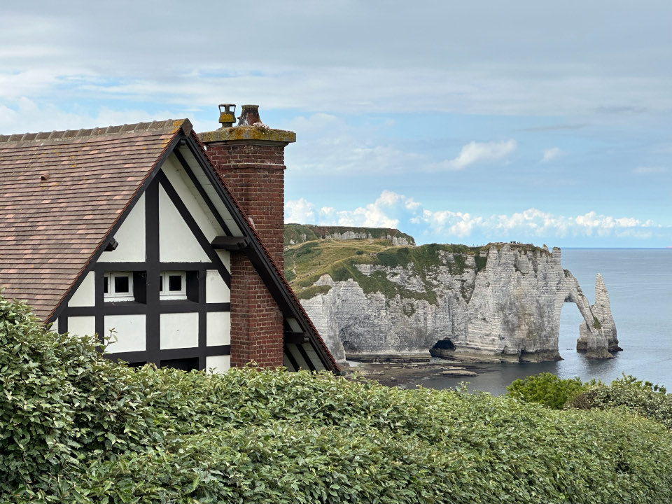 Façade de maison avec fenêtres rénovées